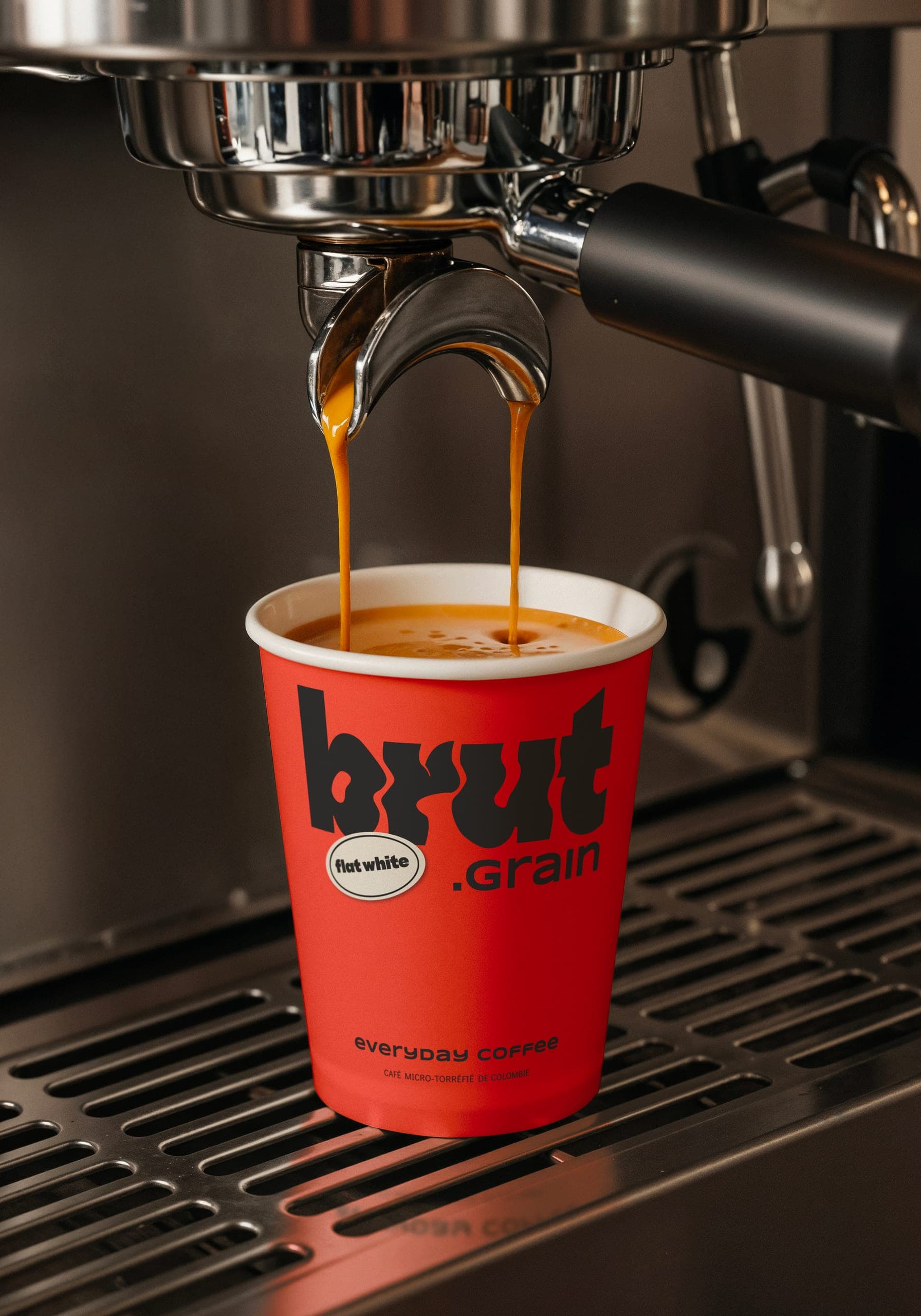 Extraction d’un expresso brut.grain, coulée dans un gobelet rouge